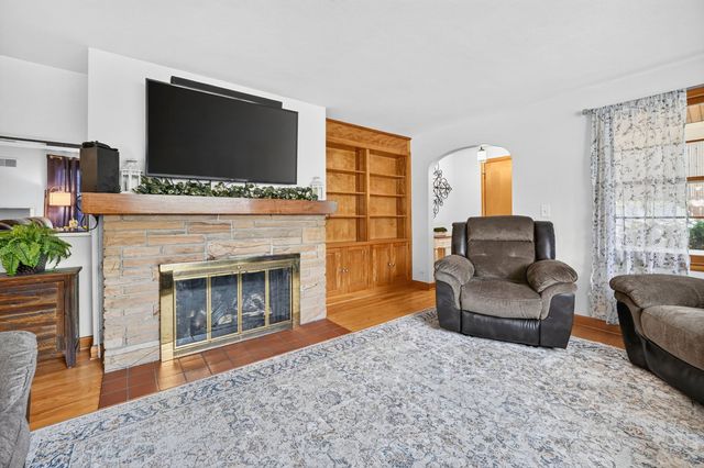 649 N Spring Street, Elgin, IL 60120