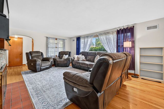 649 N Spring Street, Elgin, IL 60120