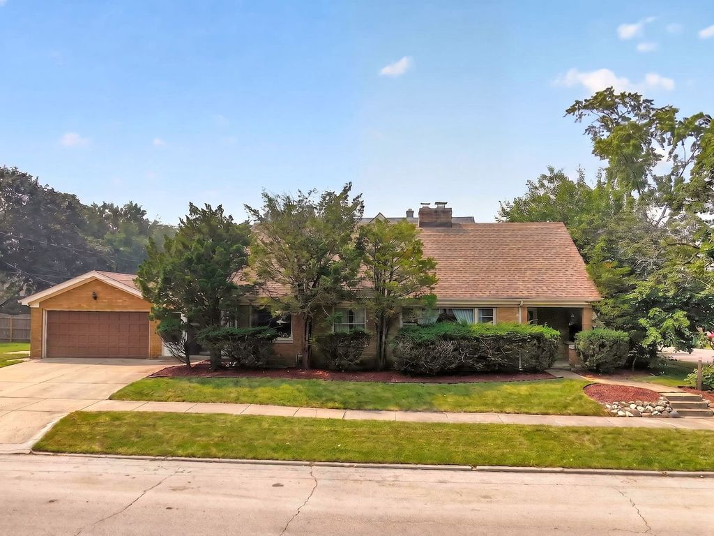 649 N Spring Street, Elgin, IL 60120