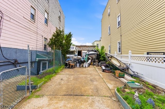 8 Horatio St, Newark City, NJ 07105