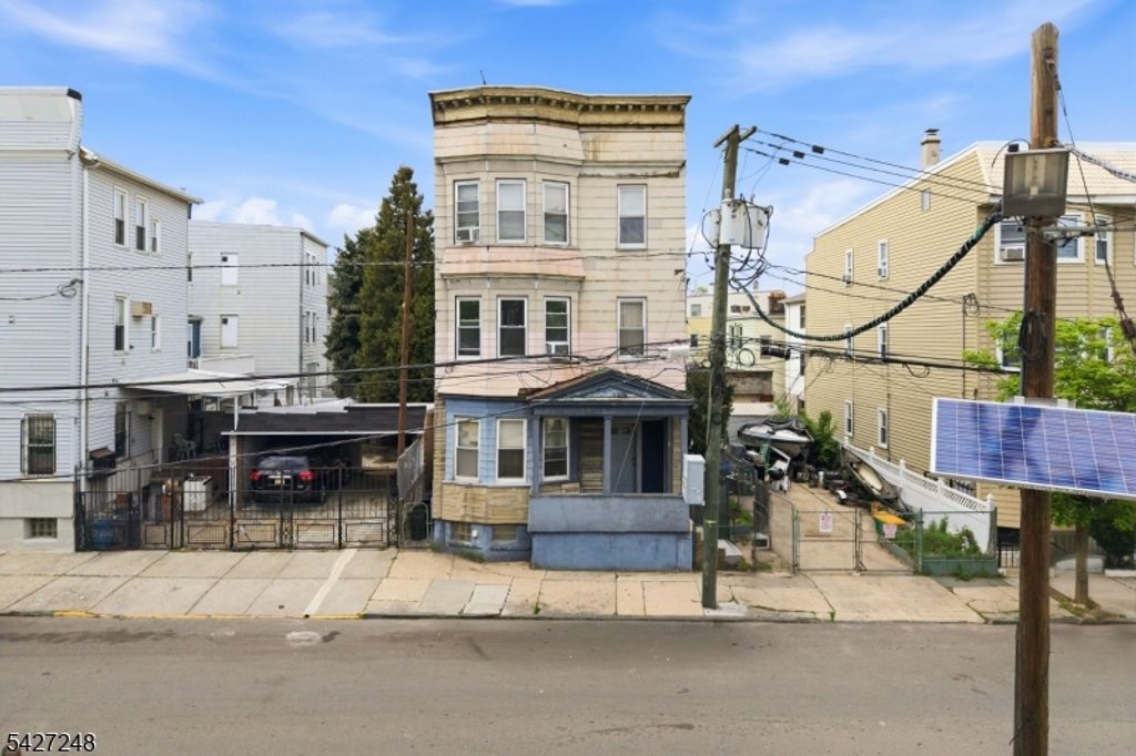 8 Horatio St, Newark City, NJ 07105