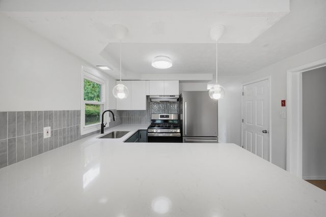136 Haverhill Road, Chester, NH 03036