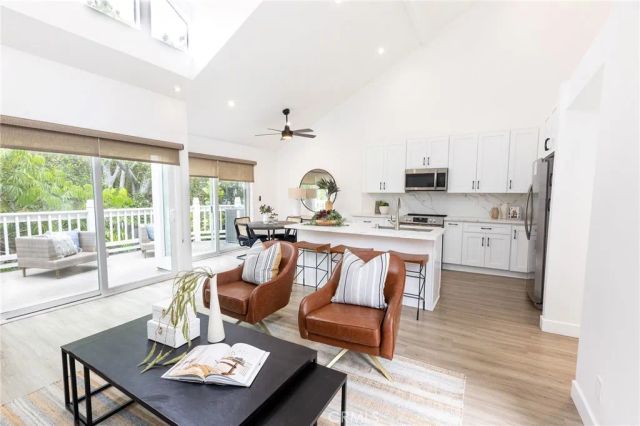 3010 Elmira 42, Costa Mesa, CA 92626