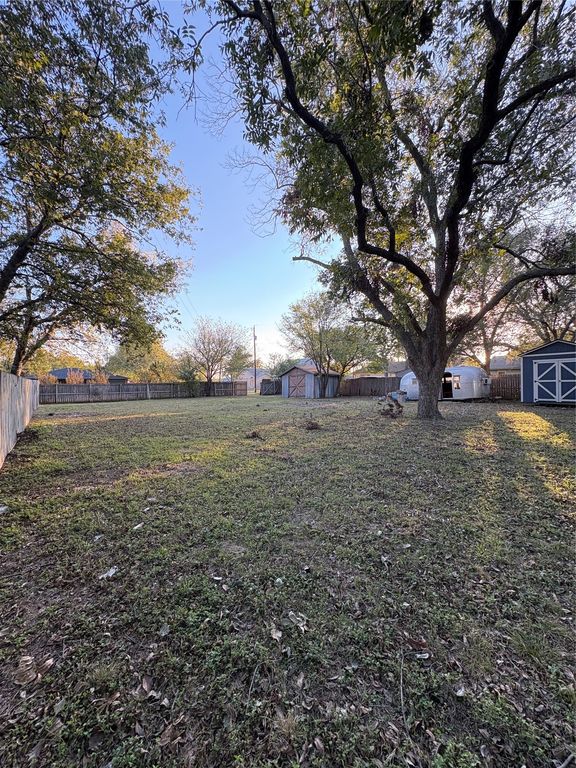305 E Miller Street, Burleson, TX 76028 — exterior