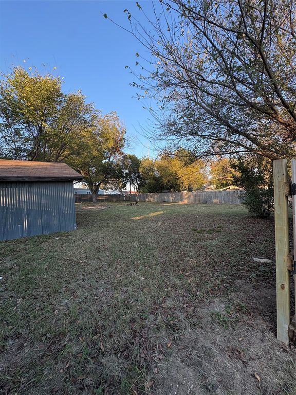 305 E Miller Street, Burleson, TX 76028 — photo 2