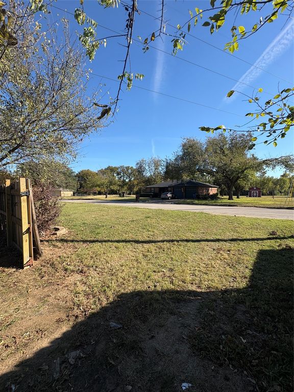305 E Miller Street, Burleson, TX 76028 — photo 3