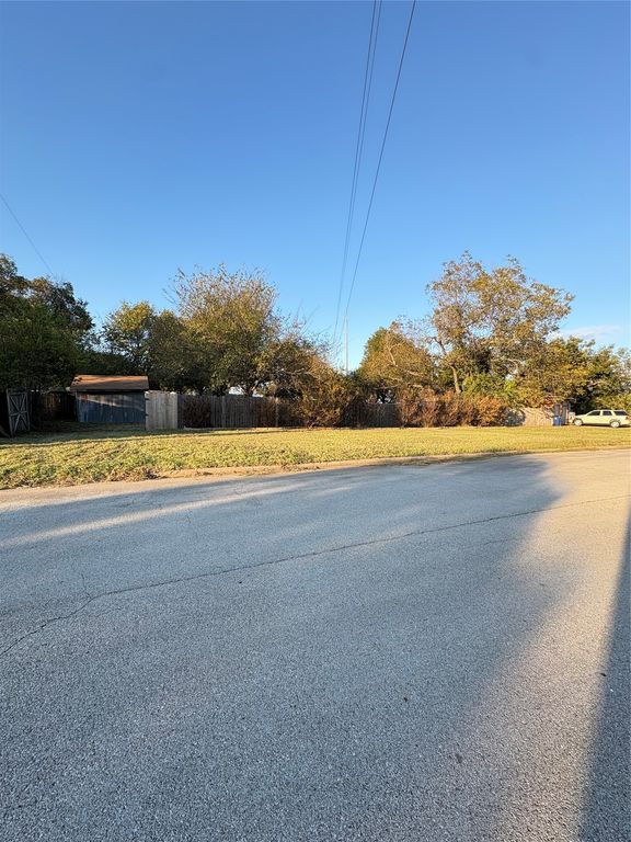 305 E Miller Street, Burleson, TX 76028 — photo 4