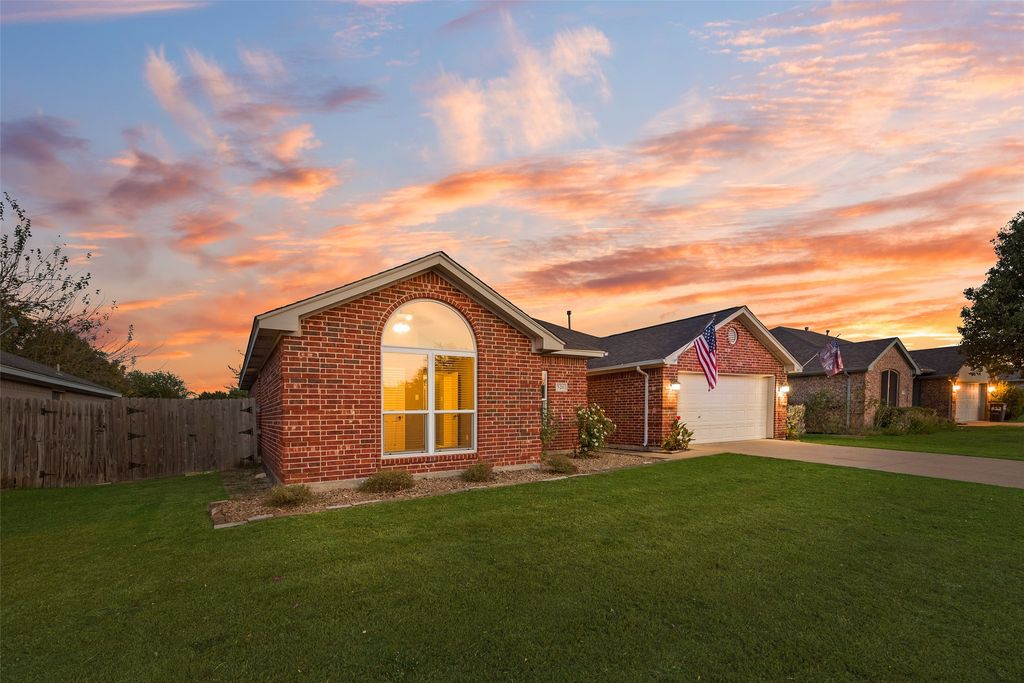 526 Morningside Court, Midlothian, TX 76065