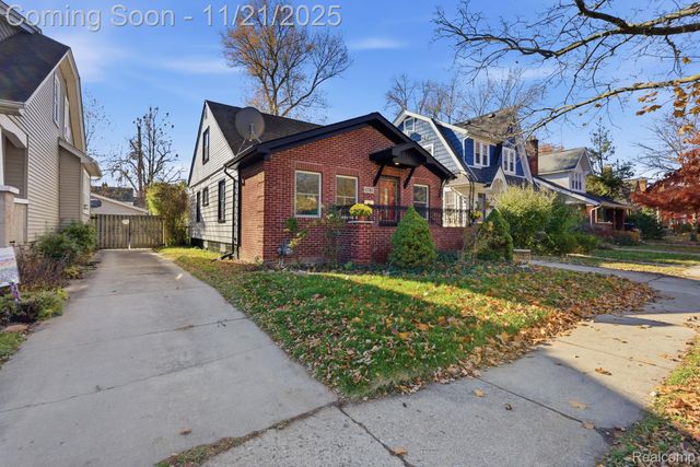 1781 Brys Drive, Grosse Pointe Woods, MI 48236