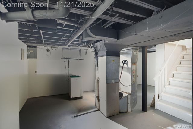 1781 Brys Drive, Grosse Pointe Woods, MI 48236