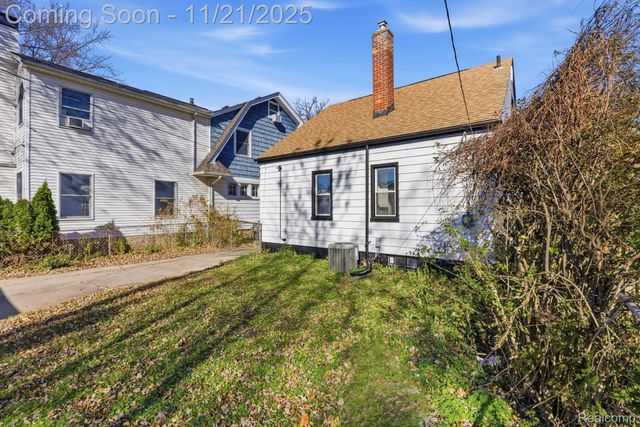 1781 Brys Drive, Grosse Pointe Woods, MI 48236