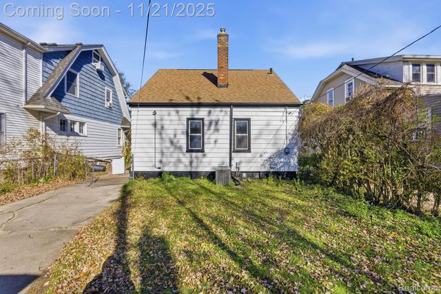 1781 Brys Drive, Grosse Pointe Woods, MI 48236