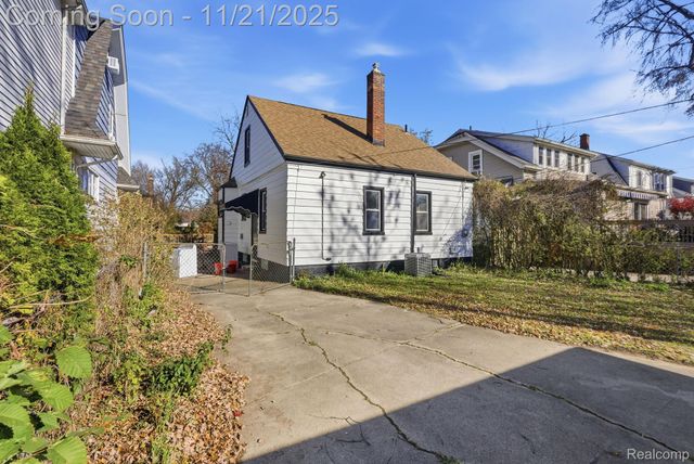 1781 Brys Drive, Grosse Pointe Woods, MI 48236