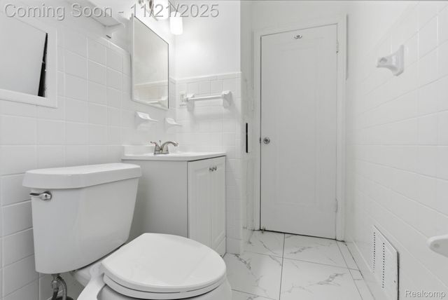 1781 Brys Drive, Grosse Pointe Woods, MI 48236