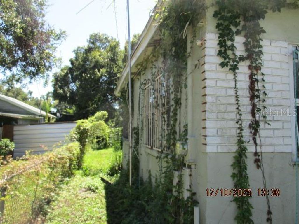 Image 2 of property listing at 1740 W POWHATAN AVENUE, Tampa, FL 33603