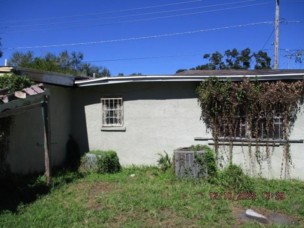 Image 4 of property listing at 1740 W POWHATAN AVENUE, Tampa, FL 33603