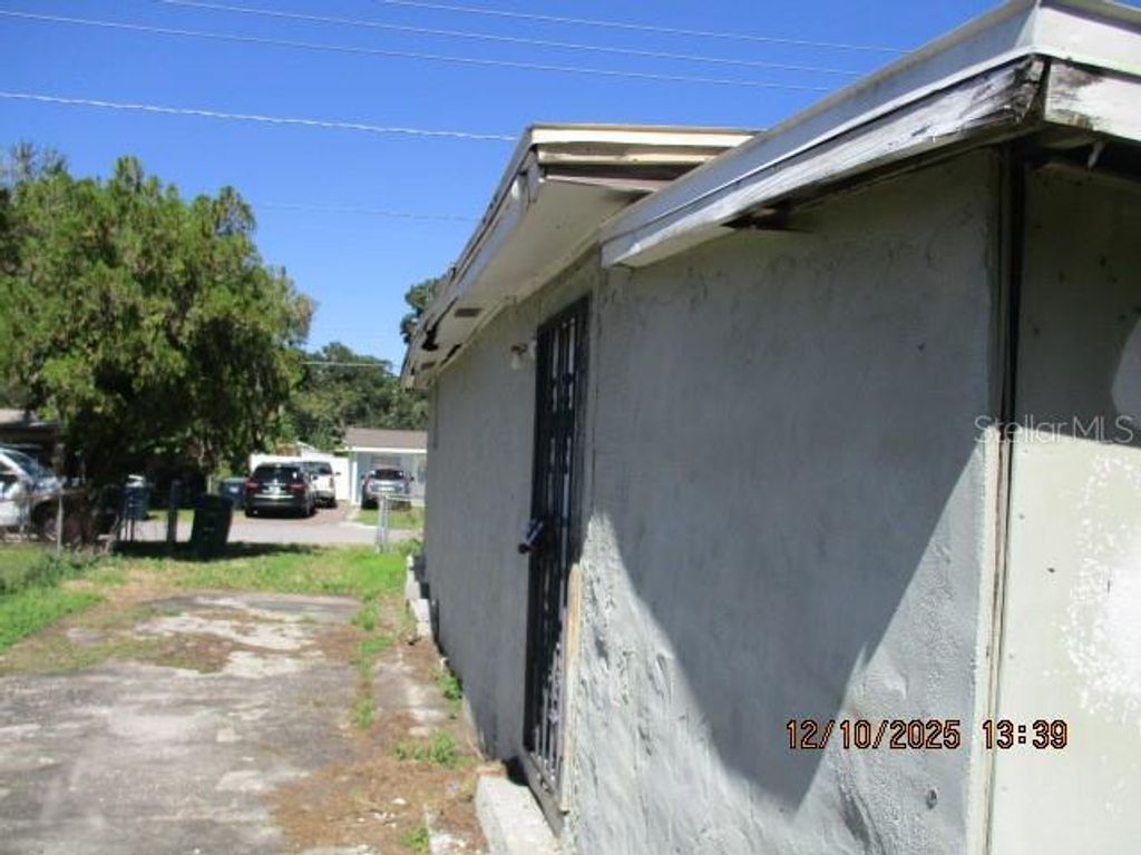 Image 5 of property listing at 1740 W POWHATAN AVENUE, Tampa, FL 33603