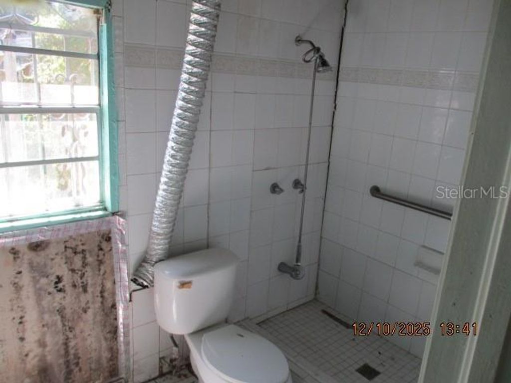 Image 8 of property listing at 1740 W POWHATAN AVENUE, Tampa, FL 33603