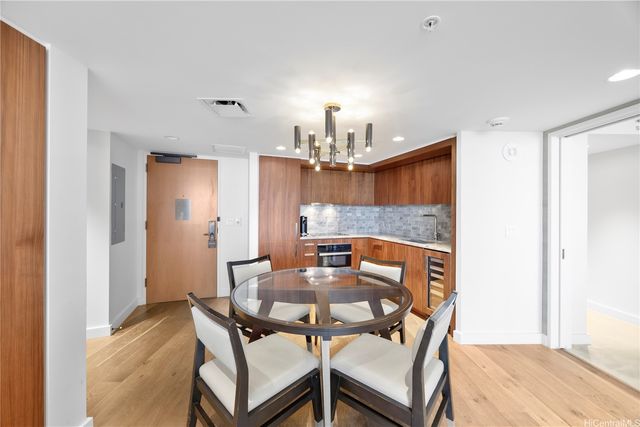 383 Kalaimoku Street 3008, Honolulu, HI 96815