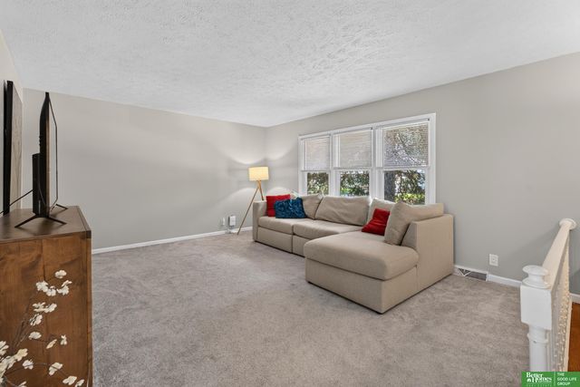 5111 S 94th Avenue, Omaha, NE 68127