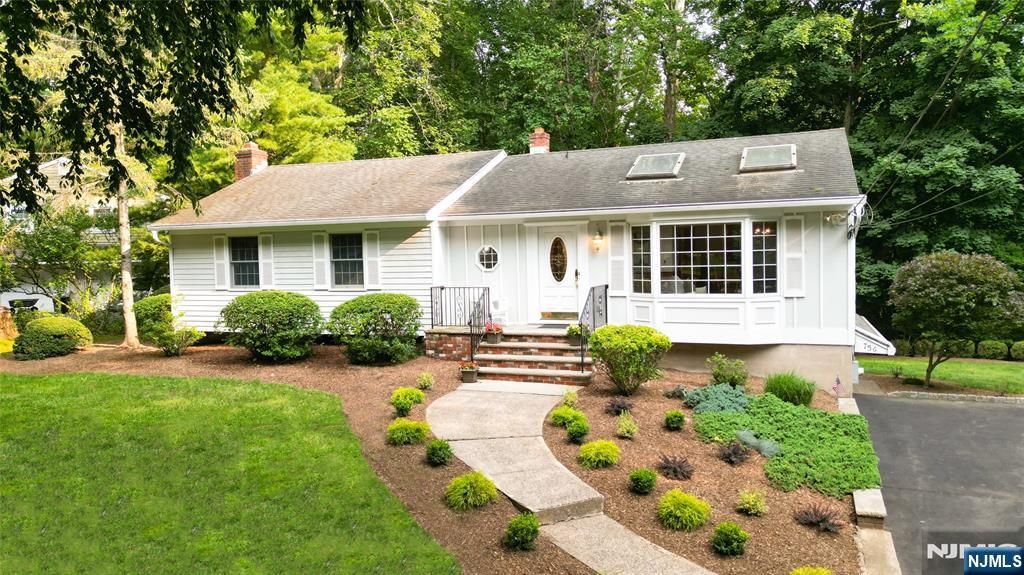 756 Sunset Terrace, Franklin Lakes, NJ 07417