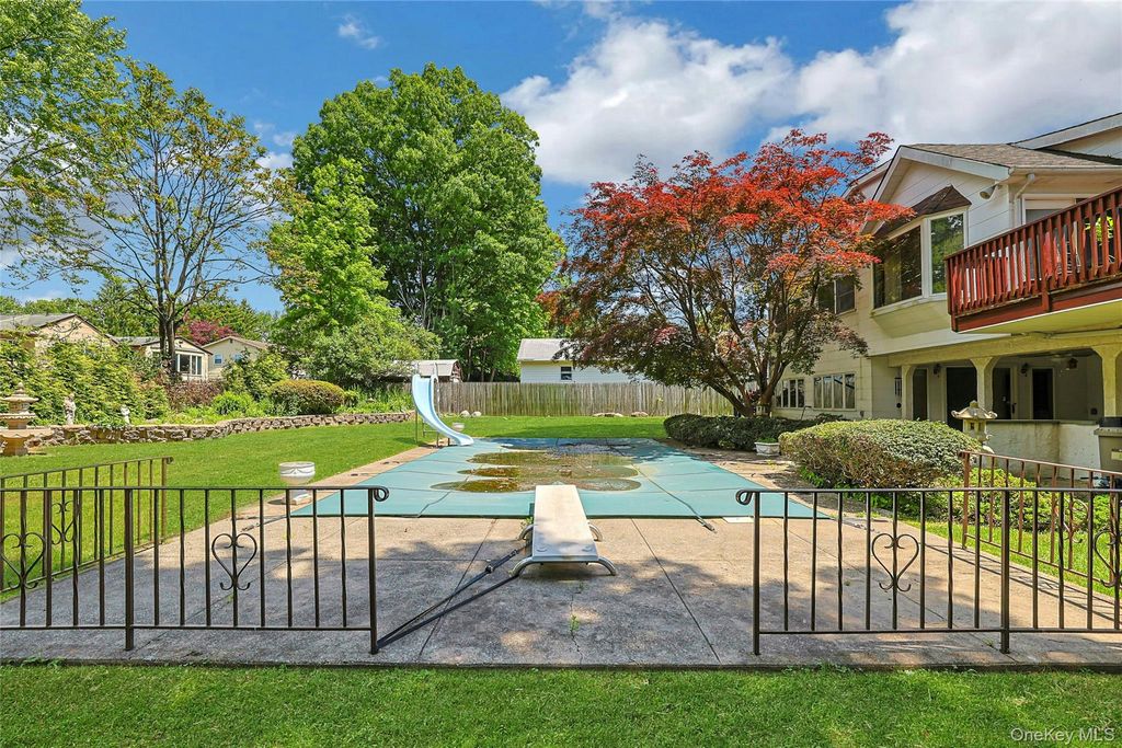 25 Tennyson Drive, Nanuet, NY 10954
