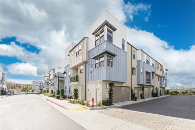 967 N Divino Privado 13, Ontario, CA 91764