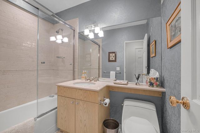 1 Kensington Gate PH 11, Great Neck, NY 11021