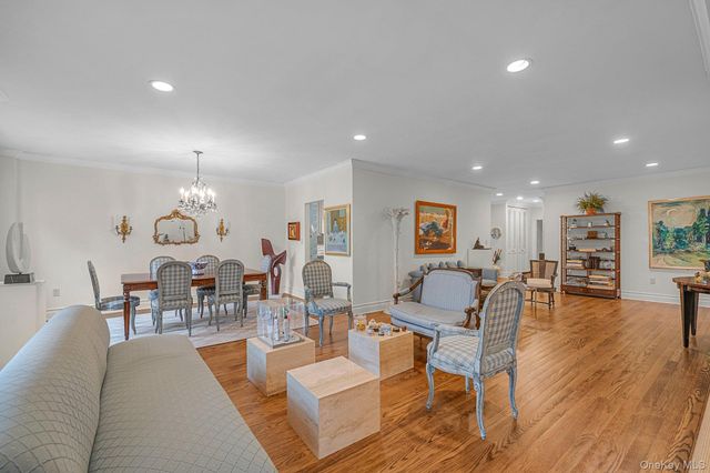 1 Kensington Gate PH 11, Great Neck, NY 11021