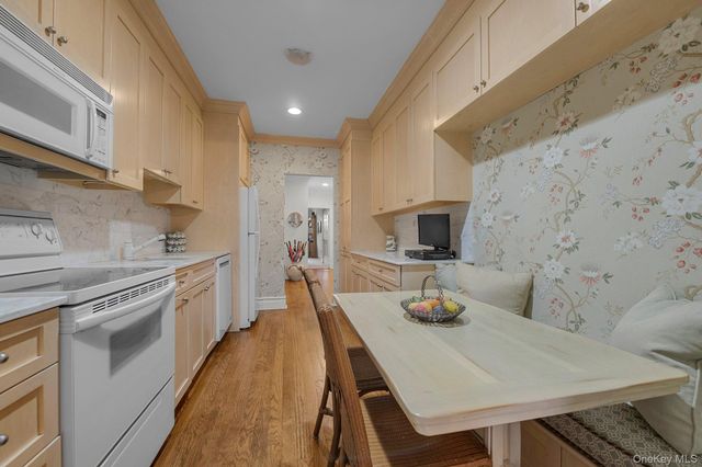 1 Kensington Gate PH 11, Great Neck, NY 11021