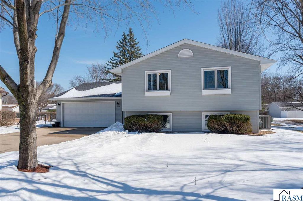 1575 Sharon Drive, North Mankato, MN 56003