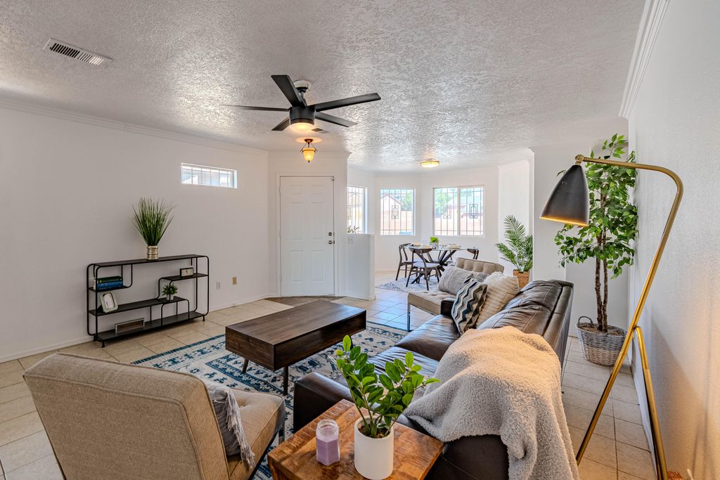 8900 LA VIDA Lane SW, Albuquerque, NM 87121