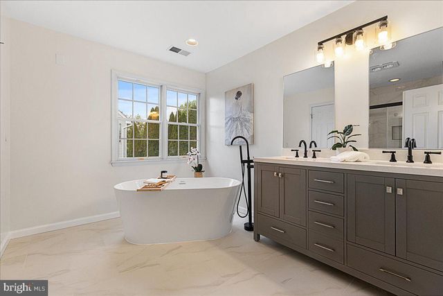 17 SPYGLASS RD, Skillman, NJ 08558