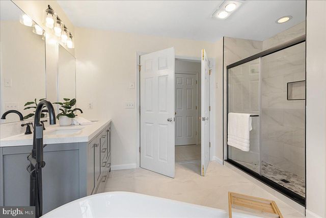 17 SPYGLASS RD, Skillman, NJ 08558