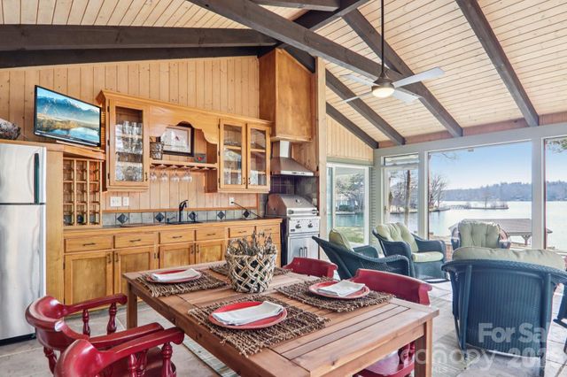 987 Cold Mountain Road, Lake Toxaway, NC 28747