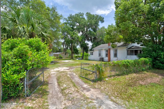 2 N OAKRIDGE Avenue, Green Cove Springs, FL 32043