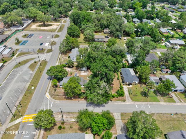 2 N OAKRIDGE Avenue, Green Cove Springs, FL 32043
