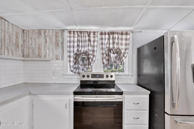 2 N OAKRIDGE Avenue, Green Cove Springs, FL 32043