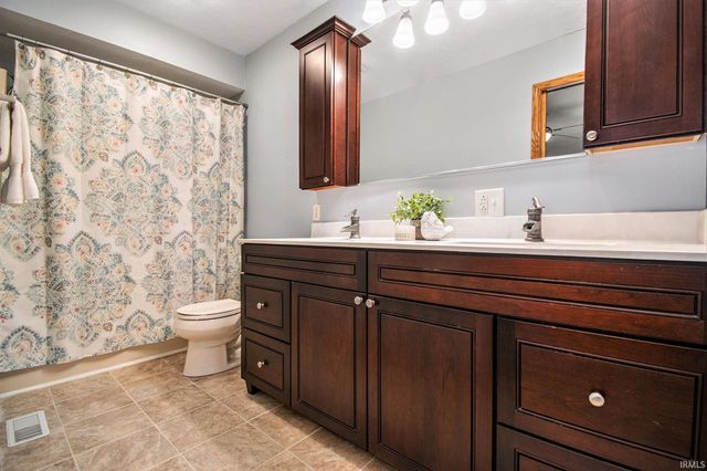 1869 E Springfield Drive, Warsaw, IN 46580