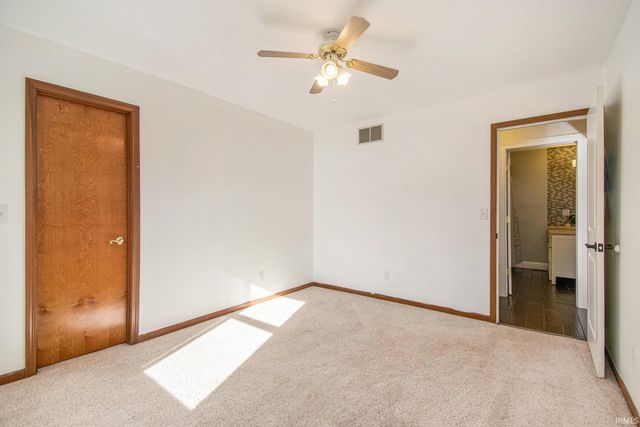 1869 E Springfield Drive, Warsaw, IN 46580