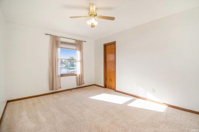 1869 E Springfield Drive, Warsaw, IN 46580