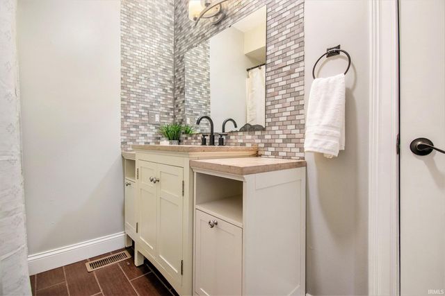 1869 E Springfield Drive, Warsaw, IN 46580