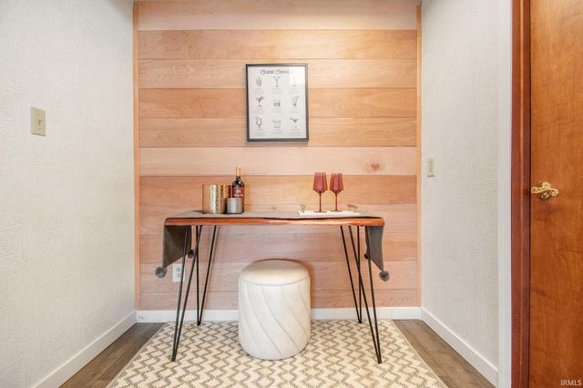 1869 E Springfield Drive, Warsaw, IN 46580