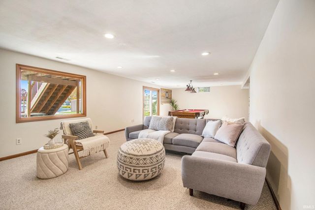 1869 E Springfield Drive, Warsaw, IN 46580