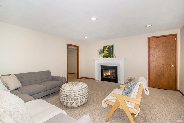 1869 E Springfield Drive, Warsaw, IN 46580