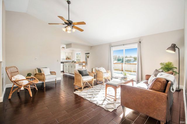 1869 E Springfield Drive, Warsaw, IN 46580