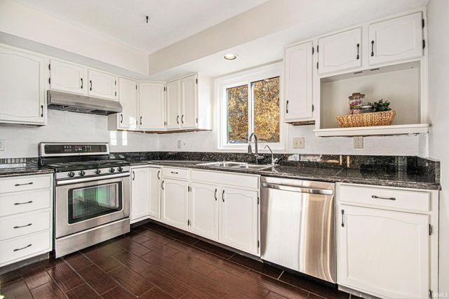 1869 E Springfield Drive, Warsaw, IN 46580