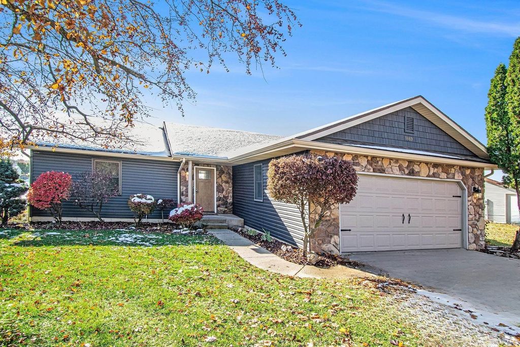 1869 E Springfield Drive, Warsaw, IN 46580