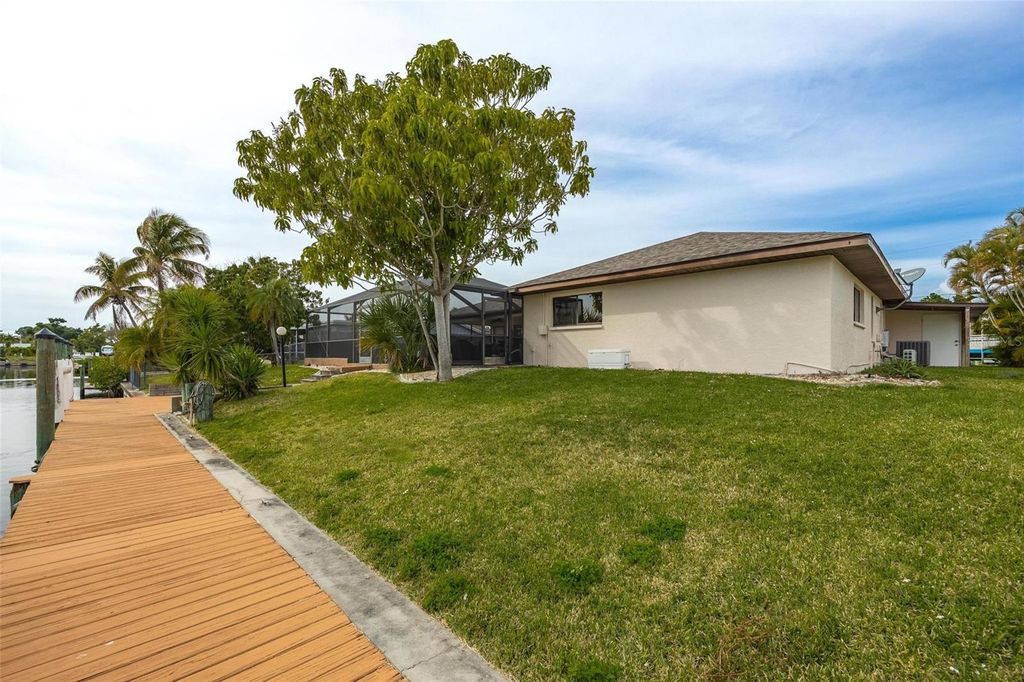 Image 37 of property listing at 1719 W BLUEWATER TERRACE, North Fort Myers, FL 33903