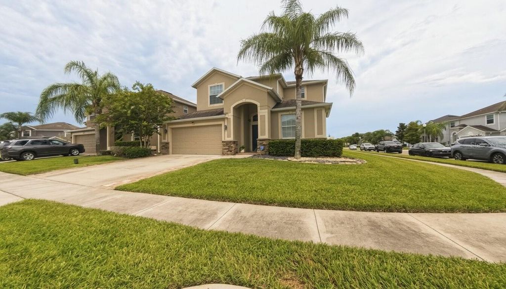 Image 2 of property listing at 1903 HAILSHAM COURT, Orlando, FL 32824